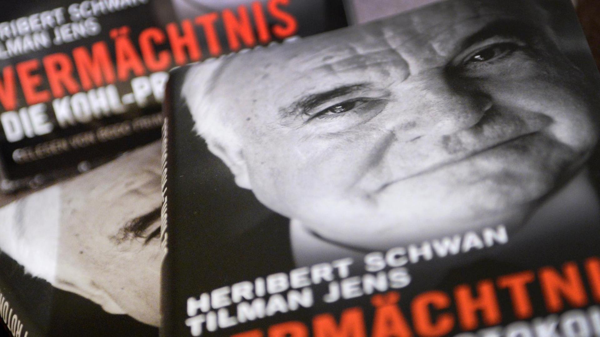 Bücher mit dem Titel «Vermächtnis. Die Kohl-Protokolle» liegen am 07.10.2014 in Berlin bei einer Pressekonferenz auf einem Stapel. Bücher mit dem Titel «Vermächtnis. Die Kohl-Protokolle» liegen am 07.10.2014 in Berlin bei einer Pressekonferenz auf einem Stapel.