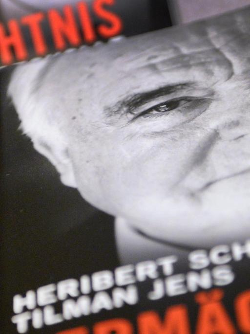 Bücher mit dem Titel «Vermächtnis. Die Kohl-Protokolle» liegen am 07.10.2014 in Berlin bei einer Pressekonferenz auf einem Stapel.