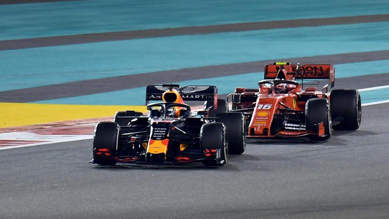Überholmanöver von Formel-1-Pilot Max Verstappen von Aston Martin Red Bull Racing an Charles Leclerc im Ferrari beim Grand Prix von Abu Dhabi. Überholmanöver von Formel-1-Pilot Max Verstappen von Aston Martin Red Bull Racing an Charles Leclerc im Ferrari beim Grand Prix von Abu Dhabi.
