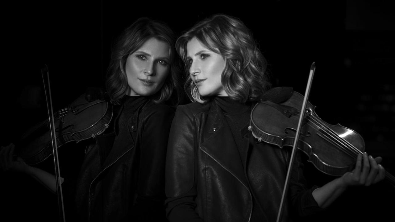 Eine schwarz-weiß Aufnahme von Lisa Batiashvili mit Geige und ihrer Spiegelung. Eine schwarz-weiß Aufnahme von Lisa Batiashvili mit Geige und ihrer Spiegelung.