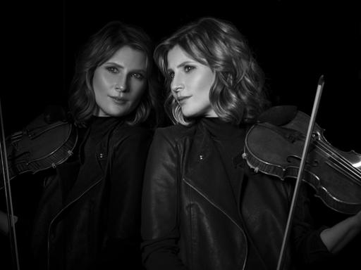 Eine schwarz-weiß Aufnahme von Lisa Batiashvili mit Geige und ihrer Spiegelung.