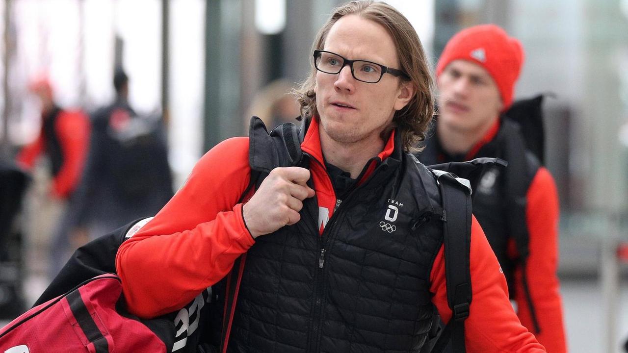 Christian Ehrhoff beim Abflug der Athleten der deutschen Olympiamannschaft vom Flughafen Muenchen am 07.02.2018 nach Pyeongchang. Christian Ehrhoff beim Abflug der Athleten der deutschen Olympiamannschaft vom Flughafen Muenchen am 07.02.2018 nach Pyeongchang.