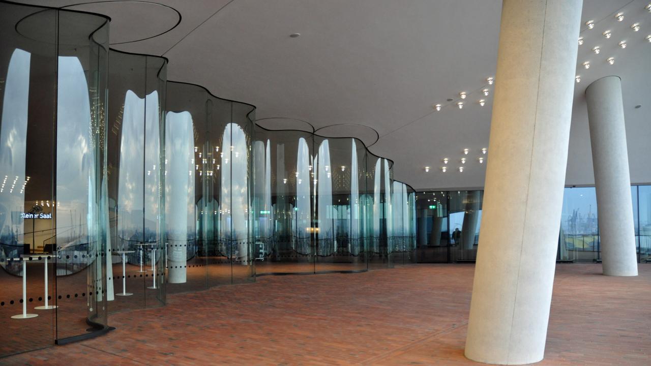 Die Plaza der Elbphilharmonie: Die Plaza ist die Nahtstelle zwischen dem traditionsreichen Hafenspeicher und dem gläsernen Neubau der Elbphilharmonie. Auf 37 Metern Höhe bietet die öffentliche Aussichtsplattform einen Rundumblick auf die Stadt und den Hafen.