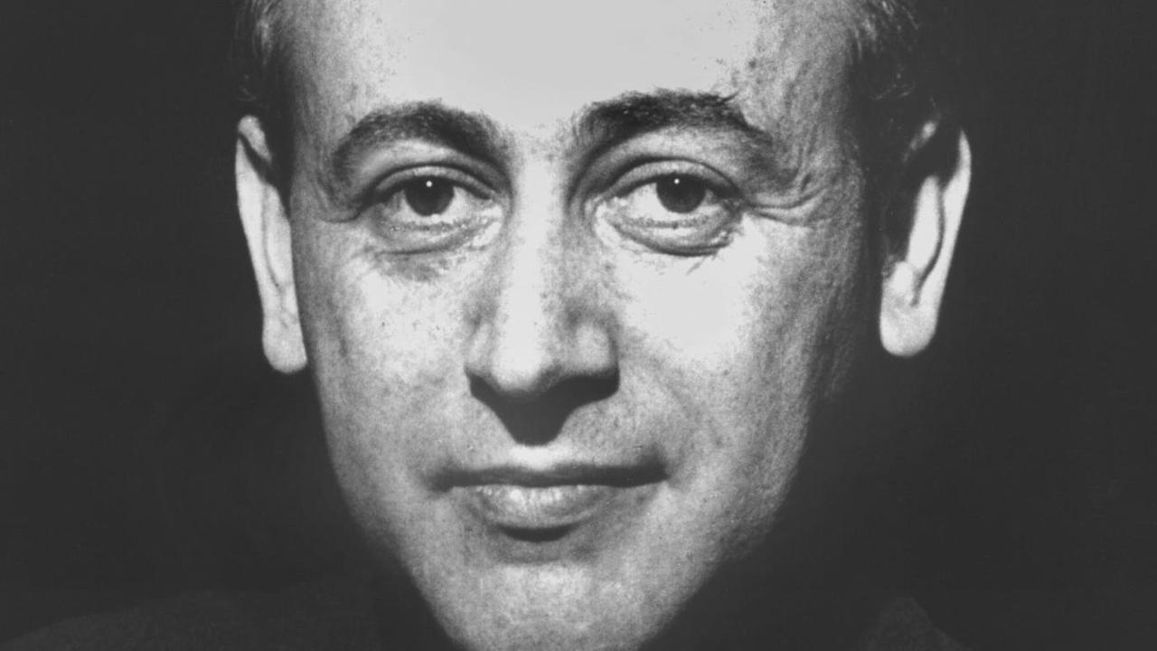 Paul Celan, deutschsprachiger Lyriker rumänischer Herkunft, geboren am 23.11.1920 in Tschernowzy, gestorben am 20.4.1970 in Paris. Celan zählt zu den bedeutendsten deutschsprachigen Lyrikern. Paul Celan, deutschsprachiger Lyriker rumänischer Herkunft, geboren am 23.11.1920 in Tschernowzy, gestorben am 20.4.1970 in Paris. Celan zählt zu den bedeutendsten deutschsprachigen Lyrikern.