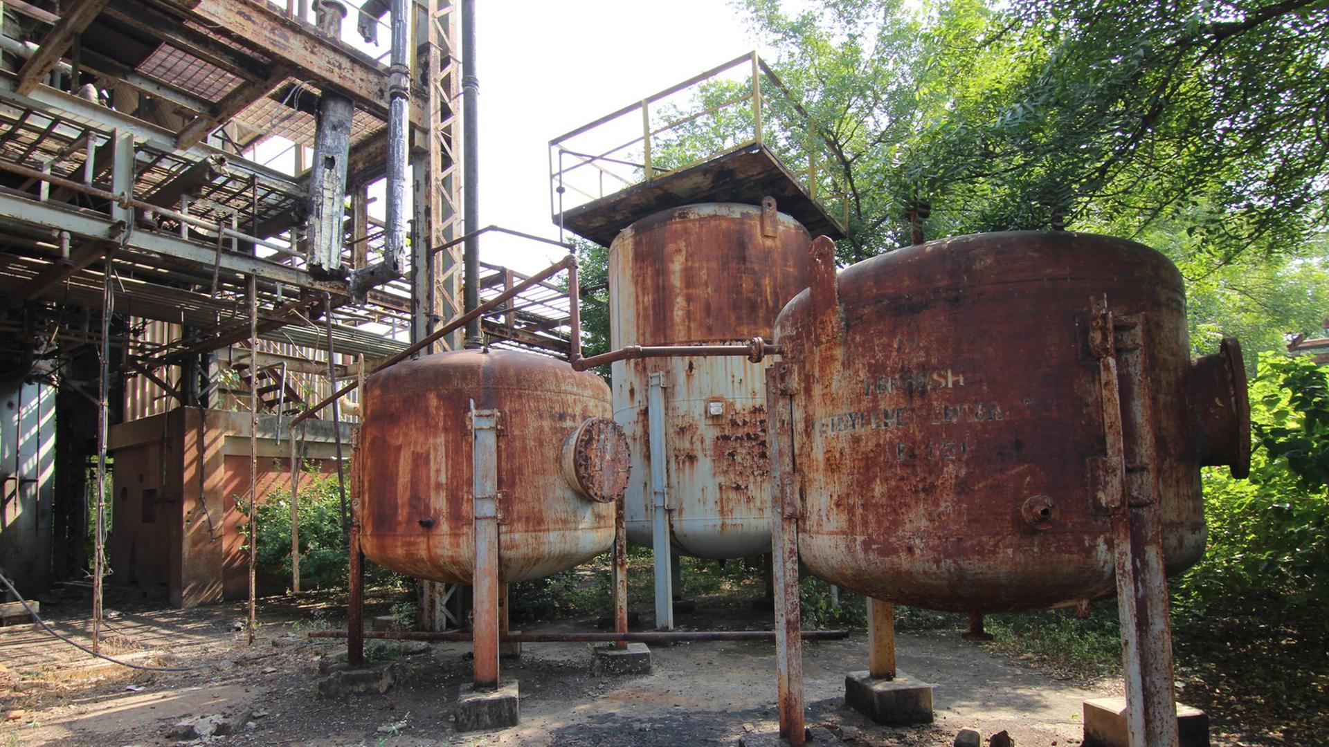 Verrostete Tanks stehen am 28.10.2014 vor dem alten Fabrikgebäude der Union Carbide Fabrik in Bhopal, Indien. Es war der schlimmste Chemieunfall aller Zeiten - Vor 30 Jahren explodierten Tonnen von hochgiftigem Methylisocyanat im indischen Bhopal. Verrostete Tanks stehen am 28.10.2014 vor dem alten Fabrikgebäude der Union Carbide Fabrik in Bhopal, Indien. Es war der schlimmste Chemieunfall aller Zeiten - Vor 30 Jahren explodierten Tonnen von hochgiftigem Methylisocyanat im indischen Bhopal.