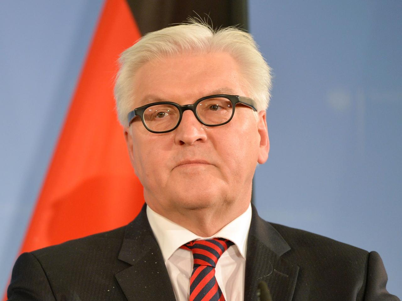 Bundesaußenminister Frank-Walter Steinmeier (SPD) vor einer Deutschland-Flagge während einer Pressekonferenz in Berlin.