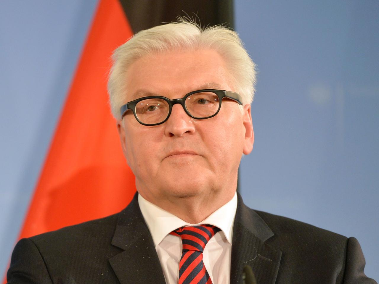 Bundesaußenminister Frank-Walter Steinmeier (SPD) vor einer Deutschland-Flagge während einer Pressekonferenz in Berlin. Bundesaußenminister Frank-Walter Steinmeier (SPD) vor einer Deutschland-Flagge während einer Pressekonferenz in Berlin.