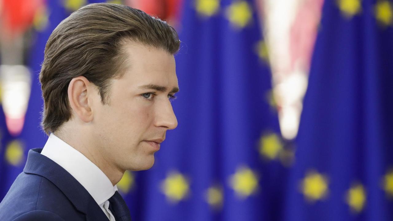 Sebastian Kurz beim EU-Gipfel am 29. Juni. vor Fahnen der EU Sebastian Kurz beim EU-Gipfel am 29. Juni. vor Fahnen der EU