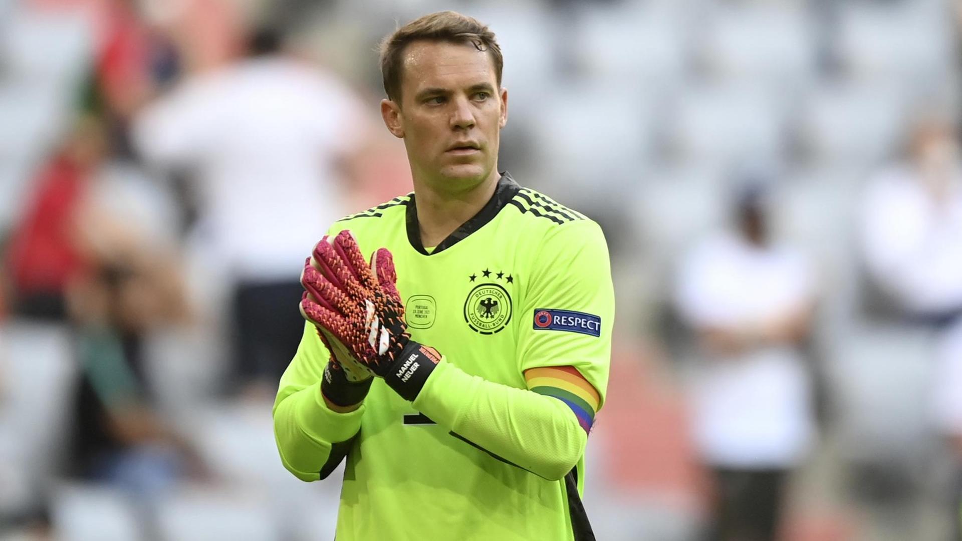 Manuel Neuer mit der Regenbogen-Kapitänsbinde Manuel Neuer mit der Regenbogen-Kapitänsbinde