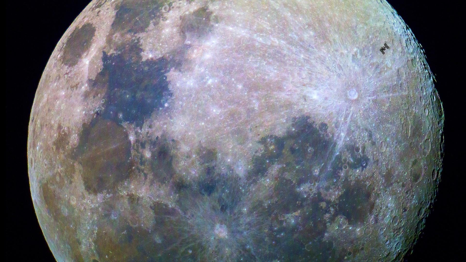 Der Vollmond morgen erscheint zwar nicht blau, aber wenn man – wie hier – die Farben des Mondes verstärkt, kann man durchaus Blautöne auf dem Mond erkennen, die Rückschlüsse auf die Verteilung der Minerale auf dem Erdtrabanten zulassen