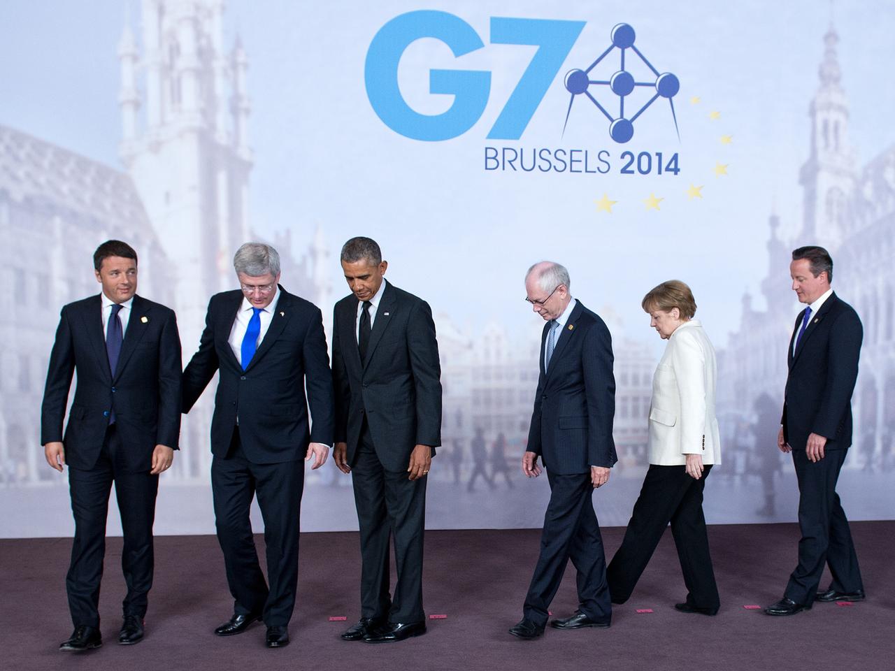 Der italienische Ministerpräsident Matteo Renzi, der kanadische Premierminister Stephen Harper, US-Präsident Barack Obama, der Präsident des Europäischen Rates Herman van Rompuy, Bundeskanzlerin Angela Merkel (CDU), der britische Premierminister David Cameron (l-r), der Präsident der EU-Kommission José Manuel Barroso und der französische Präsident François Hollande (beide nicht im Bild) kommen am 05.06.2014 zum sogenannten Familienfoto beim G7-Gipfel in Brüssel zusammen. Der italienische Ministerpräsident Matteo Renzi, der kanadische Premierminister Stephen Harper, US-Präsident Barack Obama, der Präsident des Europäischen Rates Herman van Rompuy, Bundeskanzlerin Angela Merkel (CDU), der britische Premierminister David Cameron (l-r), der Präsident der EU-Kommission José Manuel Barroso und der französische Präsident François Hollande (beide nicht im Bild) kommen am 05.06.2014 zum sogenannten Familienfoto beim G7-Gipfel in Brüssel zusammen.