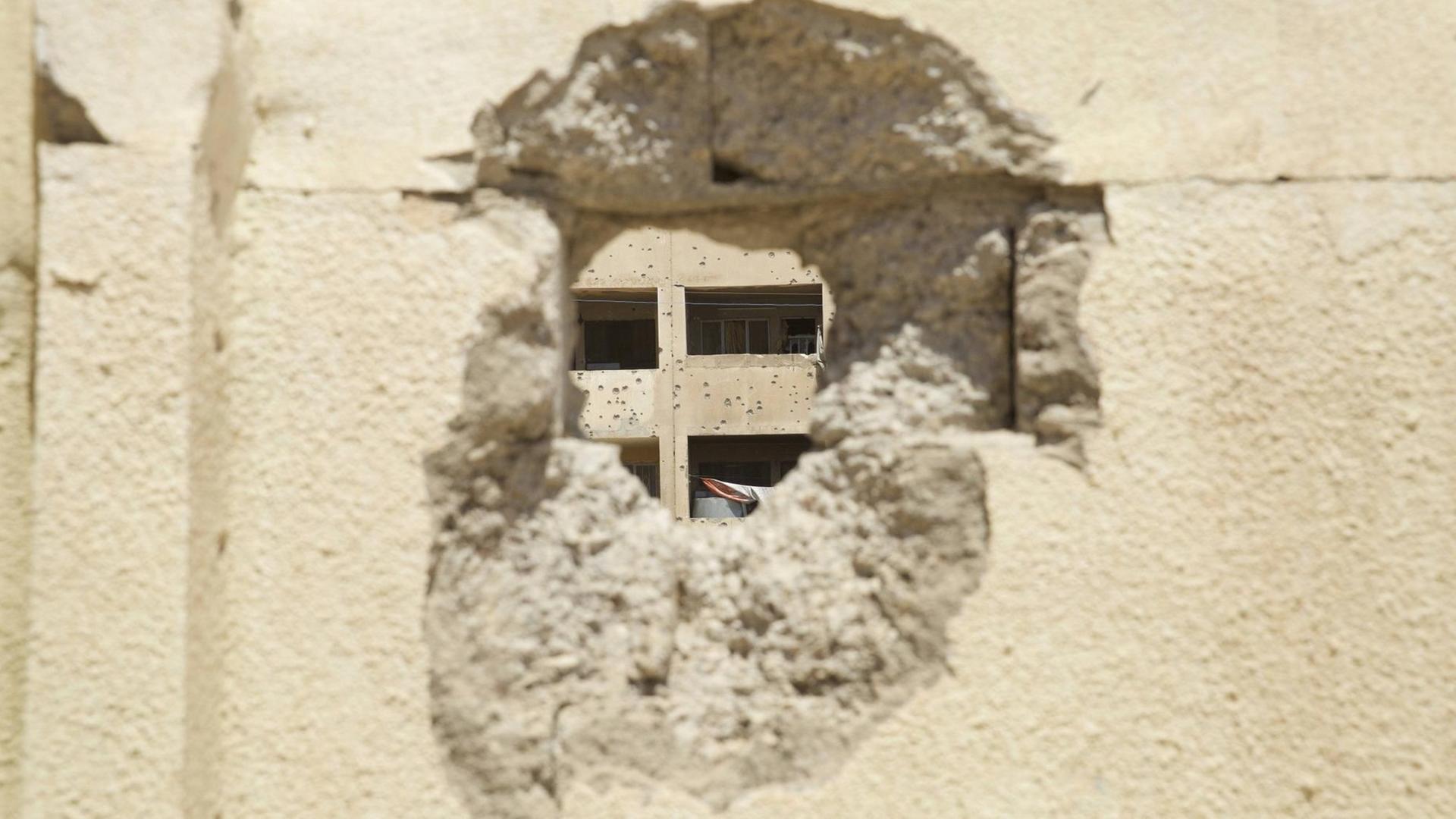 Einschusslöcher in einer Häuserwand in Mosul nach der Befreiung vom IS. Einschusslöcher in einer Häuserwand in Mosul nach der Befreiung vom IS.
