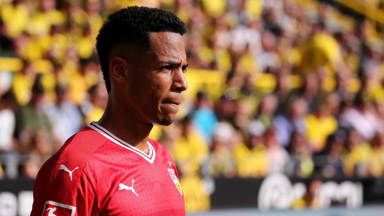 Dennis Aogo vom VfB Stuttgart steht auf dem Platz. Dennis Aogo vom VfB Stuttgart steht auf dem Platz.