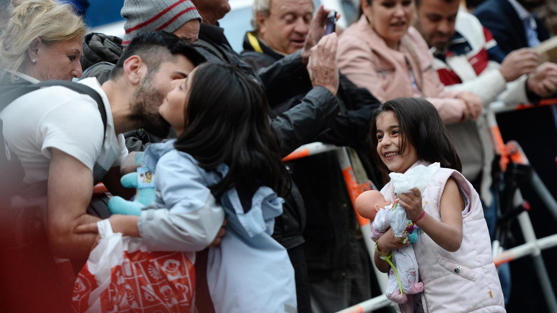 2015 vor dem Münchner Hauptbahnhof: Bürger heißen die Ankommenden mit Geschenken willkommen, auch diese zwei Mädchen. 2015 vor dem Münchner Hauptbahnhof: Bürger heißen die Ankommenden mit Geschenken willkommen, auch diese zwei Mädchen.