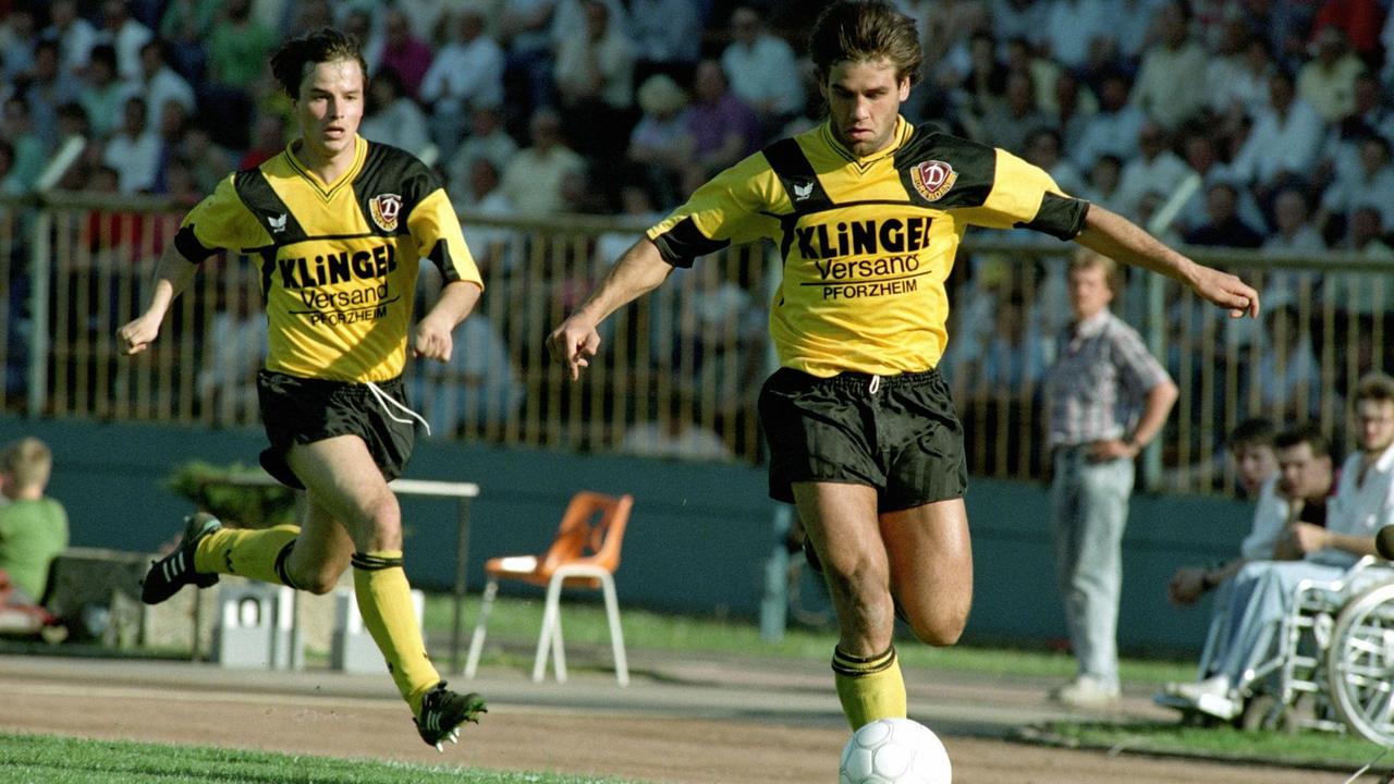 Dynamo-Spieler Jörg Stübner (rechts) und Ulf Kirsten beim Spiel gegen Magdeburg. Dynamo-Spieler Jörg Stübner (rechts) und Ulf Kirsten beim Spiel gegen Magdeburg.