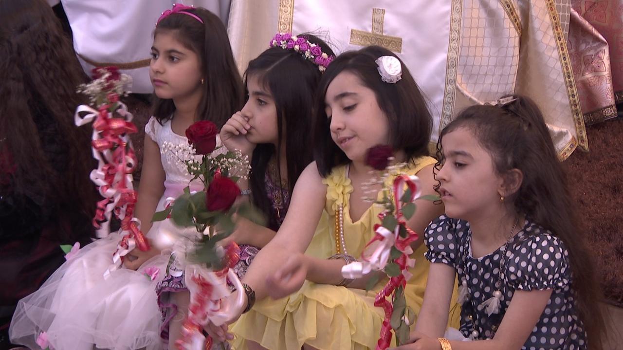 Mädchen in festlichen Kleidern. Gibt es noch Hoffnung für ihre Zukunft im Irak? Mädchen in festlichen Kleidern. Gibt es noch Hoffnung für ihre Zukunft im Irak?