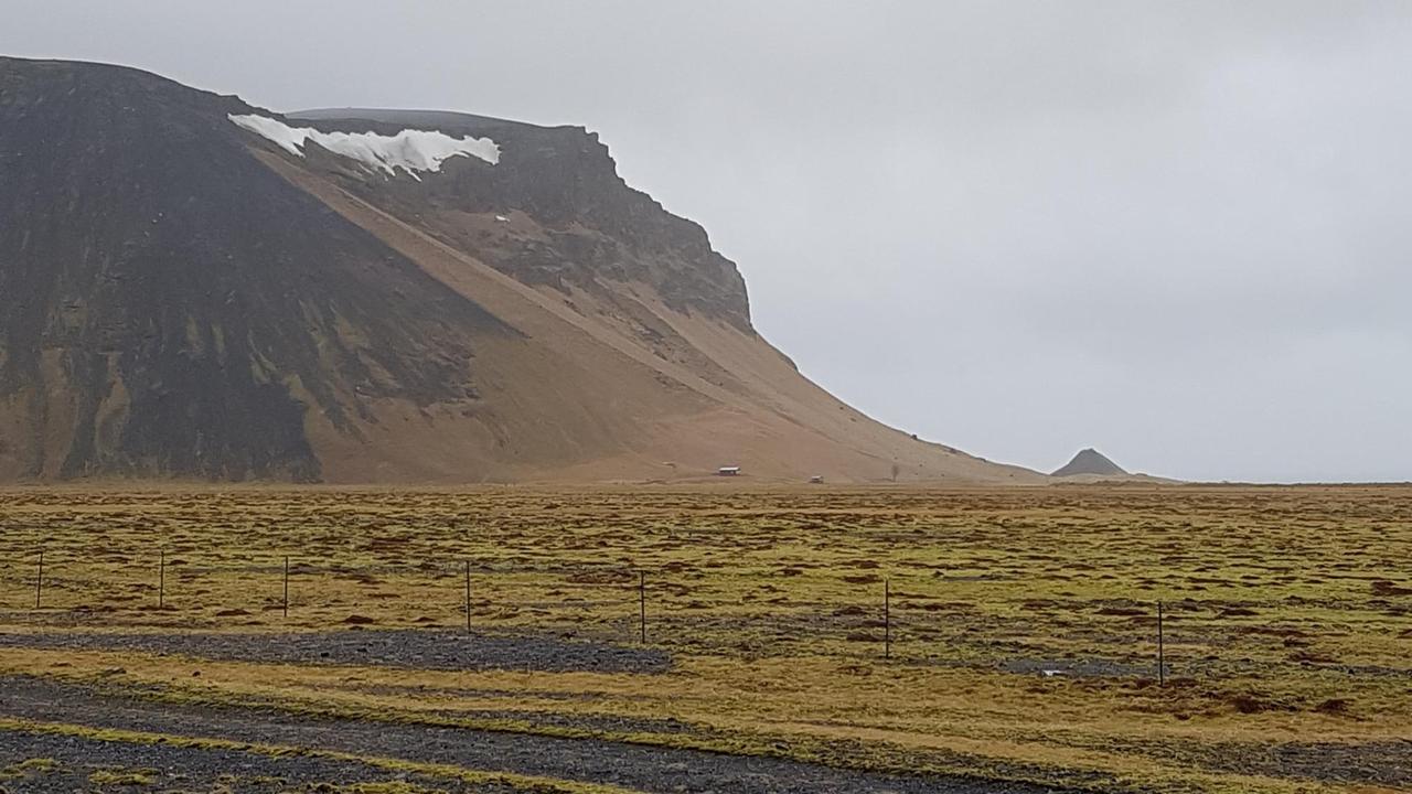 Der Elfenhügel, auf isländisch Àlfahóll rechts unterhalb vom Péturseyr, dem Peterstein (Deutschlandradio / Dorothea Brummerloh)