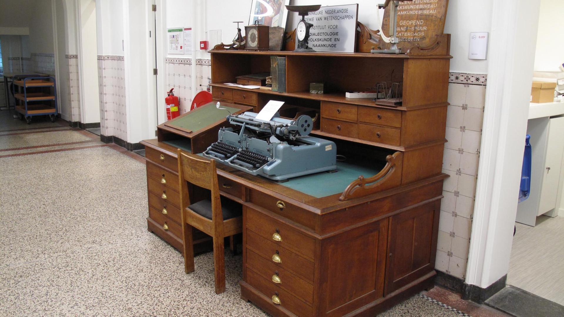 Der Schreibtisch des Ethnologen Piet Meertens, der dem Amsterdamer Meertens Instituut seinen Namen gab. Im Roman "Das Büro" von J.J. Voskuil tritt er unter dem Namen Anton Beerta auf. Auch sein Schreibtisch spielt in "Das Büro" eine wichtige Rolle. Heute steht der Schreibtisch als Exponat im Flur der neuen Räumlichkeiten des Meertens Instituut am Oudezijds Achterburg in Amsterdam. Der Schreibtisch des Ethnologen Piet Meertens, der dem Amsterdamer Meertens Instituut seinen Namen gab. Im Roman "Das Büro" von J.J. Voskuil tritt er unter dem Namen Anton Beerta auf. Auch sein Schreibtisch spielt in "Das Büro" eine wichtige Rolle. Heute steht der Schreibtisch als Exponat im Flur der neuen Räumlichkeiten des Meertens Instituut am Oudezijds Achterburg in Amsterdam.