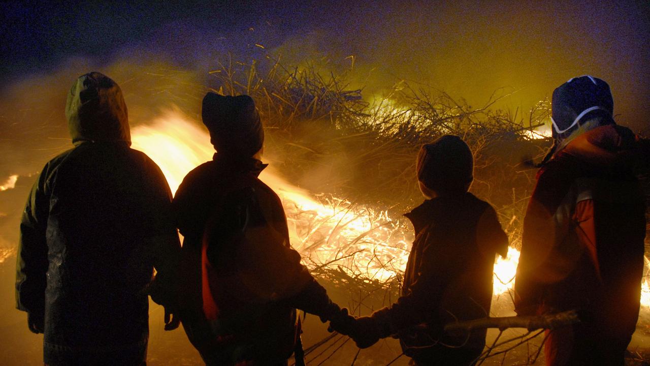 Kinder stehen in Simonsberg an der Nordseeküste Schleswig-Holsteins auf der Halbinsel Eiderstedt vor einem Biikefeuer. Die Nordfriesen wollen mit den lodernden Flammen, Essen, Trinken und Tanzen den Winter von ihren Küsten vertreiben. Das Biikebrennen gilt als ältester nordfriesischer Brauch. Kinder stehen in Simonsberg an der Nordseeküste Schleswig-Holsteins auf der Halbinsel Eiderstedt vor einem Biikefeuer. Die Nordfriesen wollen mit den lodernden Flammen, Essen, Trinken und Tanzen den Winter von ihren Küsten vertreiben. Das Biikebrennen gilt als ältester nordfriesischer Brauch.