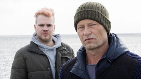 Szene aus dem Tatort "Tschill out": Tom Nix (Ben Münchow) und Nick (Til Schweiger) stehen nebeneinander.