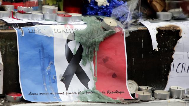 Nach den Attentaten vom November 2015 hängen Bilder und Fahnen auf dem Platz der Republik in Paris.