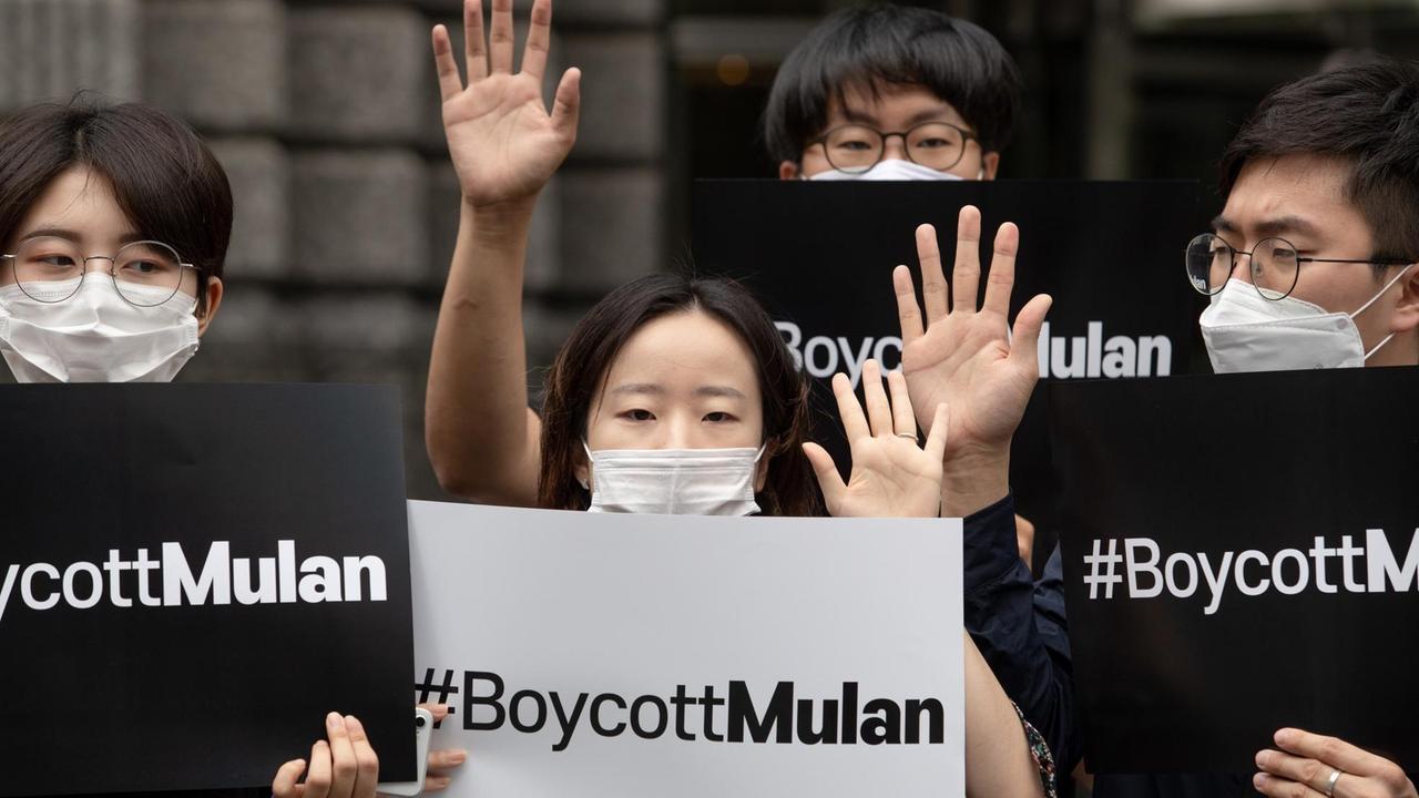Demonstranten in Südkorea tragen Schilder mit der Aufschrift #BoycottMulan Demonstranten in Südkorea tragen Schilder mit der Aufschrift #BoycottMulan