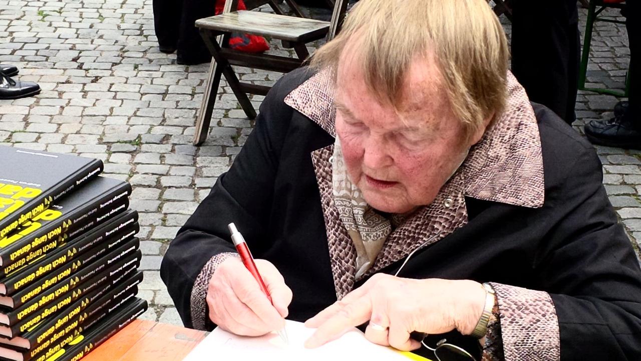 Gudrun Pausewang, 87, signiert ihr Anti-Atom-Buch "Noch lange danach", Nachfolger des Jugendbuch-Klassikers "Die Wolke" Gudrun Pausewang, 87, signiert ihr Anti-Atom-Buch "Noch lange danach", Nachfolger des Jugendbuch-Klassikers "Die Wolke"