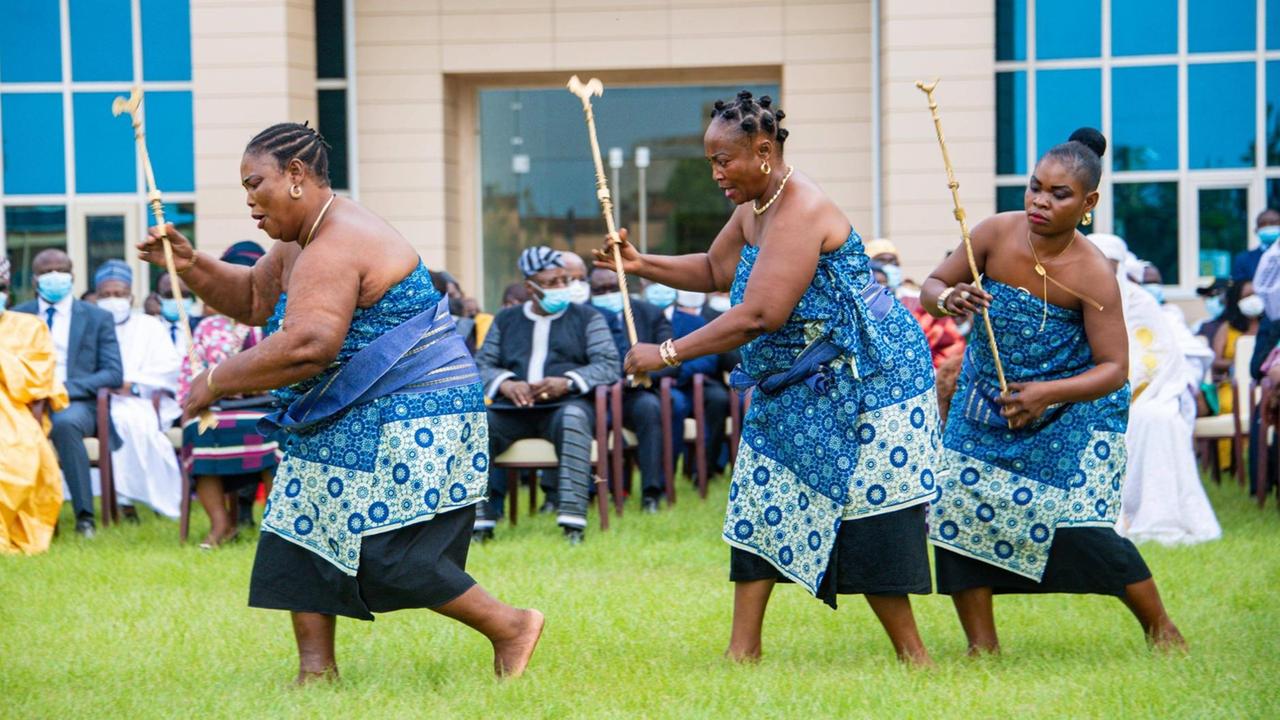 Benin feiert die Ankunft der von Frankreich zurückgegebenen Kunstwerke, die während der Kolonialzeit im 19. Jahrhundert geraubt worden waren Benin feiert die Ankunft der von Frankreich zurückgegebenen Kunstwerke, die während der Kolonialzeit im 19. Jahrhundert geraubt worden waren