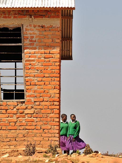 Zwei Schulmädchen während einer Pause vor dem Schulgebäude in Kilolo, Tansania