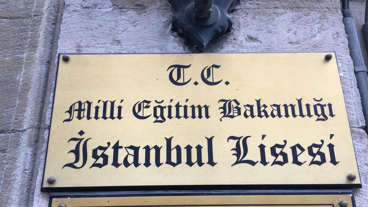 Schild am Eingang der Lisesi Schule in Istanbul