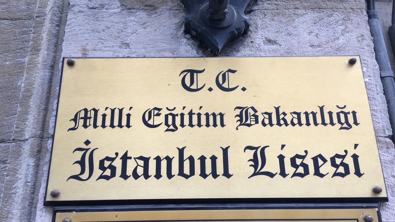 Schild am Eingang der Lisesi Schule in Istanbul Schild am Eingang der Lisesi Schule in Istanbul