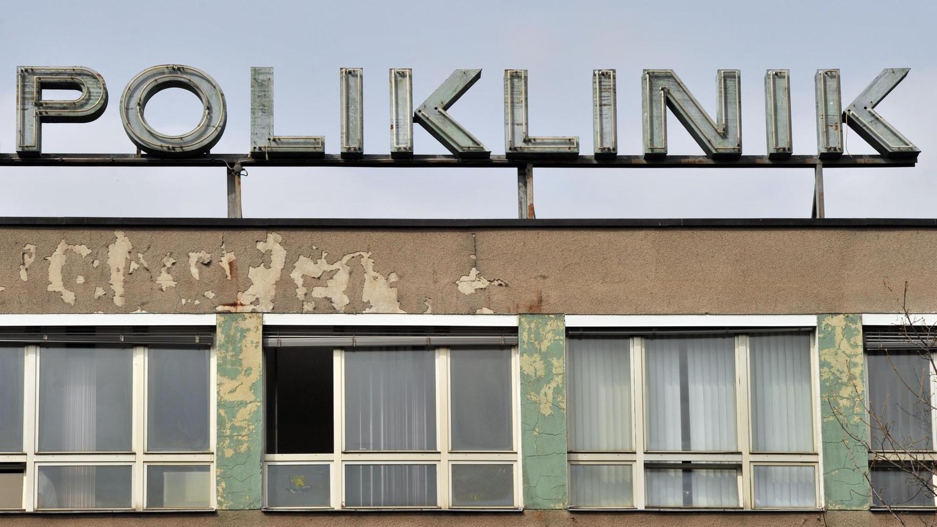 Bis heute sind die Leuchtbuchstaben des Schriftzuges "Zentralpoliklinik" auf der einstigen Poliklinik und dem heutigen Ärztehaus in Halle-Neustadt erhalten geblieben. Bis heute sind die Leuchtbuchstaben des Schriftzuges "Zentralpoliklinik" auf der einstigen Poliklinik und dem heutigen Ärztehaus in Halle-Neustadt erhalten geblieben.