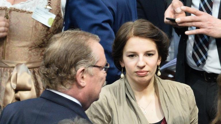 Die ehemalige politische Geschäftsführerin der Piratenpartei, Marina Weisband im Reichstag bei der Wahl des Bundespräsidenten 2017. Die ehemalige politische Geschäftsführerin der Piratenpartei, Marina Weisband im Reichstag bei der Wahl des Bundespräsidenten 2017.
