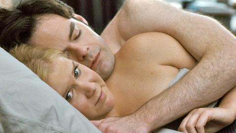 Amy Schumer als ihr Alter Ego Amy - eng umschlungen im Bett mit dem Soprtarzt Aaron (Bill Hader) - in der US-amerikanischen Filmkomödie "Dating Queen".