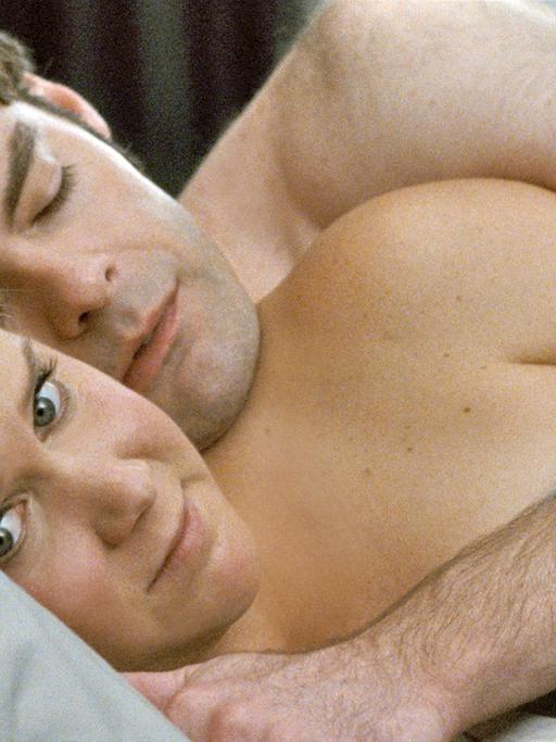 Amy Schumer als ihr Alter Ego Amy - eng umschlungen im Bett mit dem Soprtarzt Aaron (Bill Hader) - in der US-amerikanischen Filmkomödie "Dating Queen".