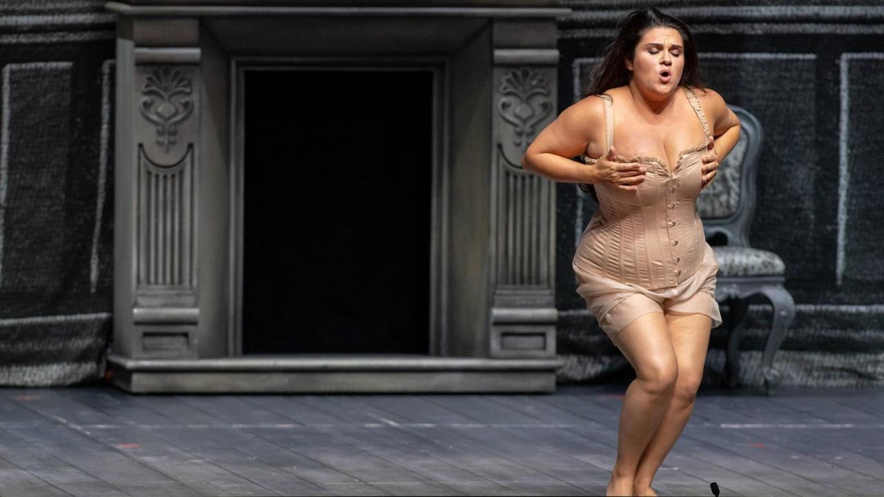 Die Opernsängerin Kathryn Lewek steht in einem hautfarbenen Korsett auf der Bühne vor einem Kamin Die Opernsängerin Kathryn Lewek steht in einem hautfarbenen Korsett auf der Bühne vor einem Kamin