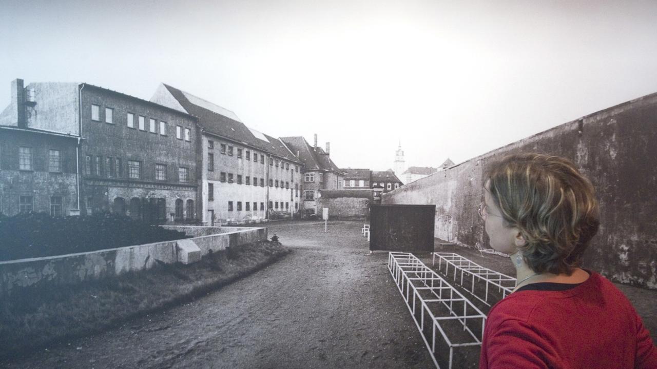 Eine Frau schaut sich am 07.11.2009 eine Fotografie des Innenhofes des ehemaligen Geschlossenen Jugendwerkhofes Torgau in der heutigen Gedenkstätte in Torgau an. Eine Frau schaut sich am 07.11.2009 eine Fotografie des Innenhofes des ehemaligen Geschlossenen Jugendwerkhofes Torgau in der heutigen Gedenkstätte in Torgau an.