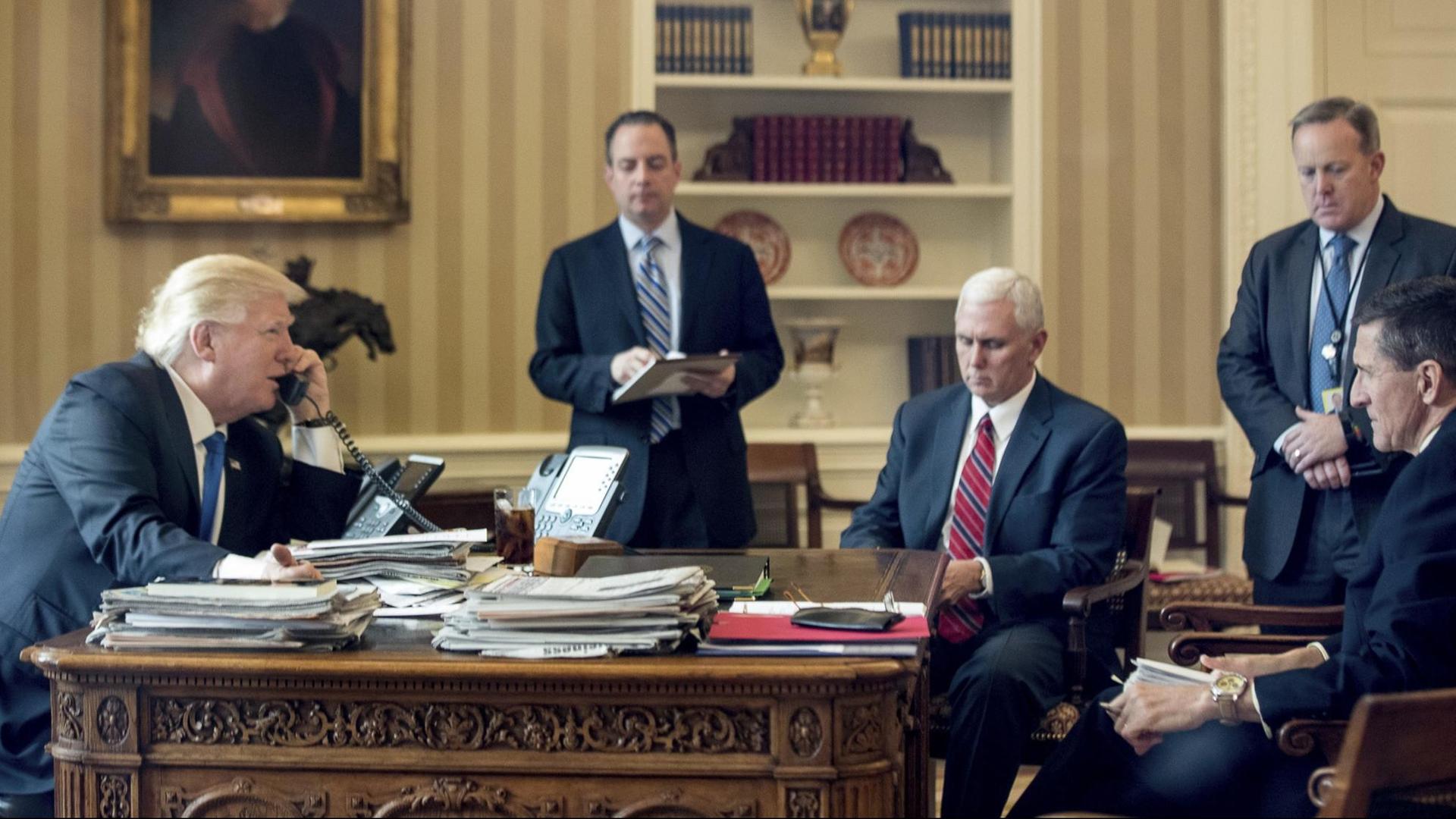 Donald Trump, Reince Priebus, Mike Pence, Sean Spicer und Michael Flynn im Oval Office während eines Telefongesprächs mit Russlands Präsidenten Wladimir Putin. Donald Trump, Reince Priebus, Mike Pence, Sean Spicer und Michael Flynn im Oval Office während eines Telefongesprächs mit Russlands Präsidenten Wladimir Putin.