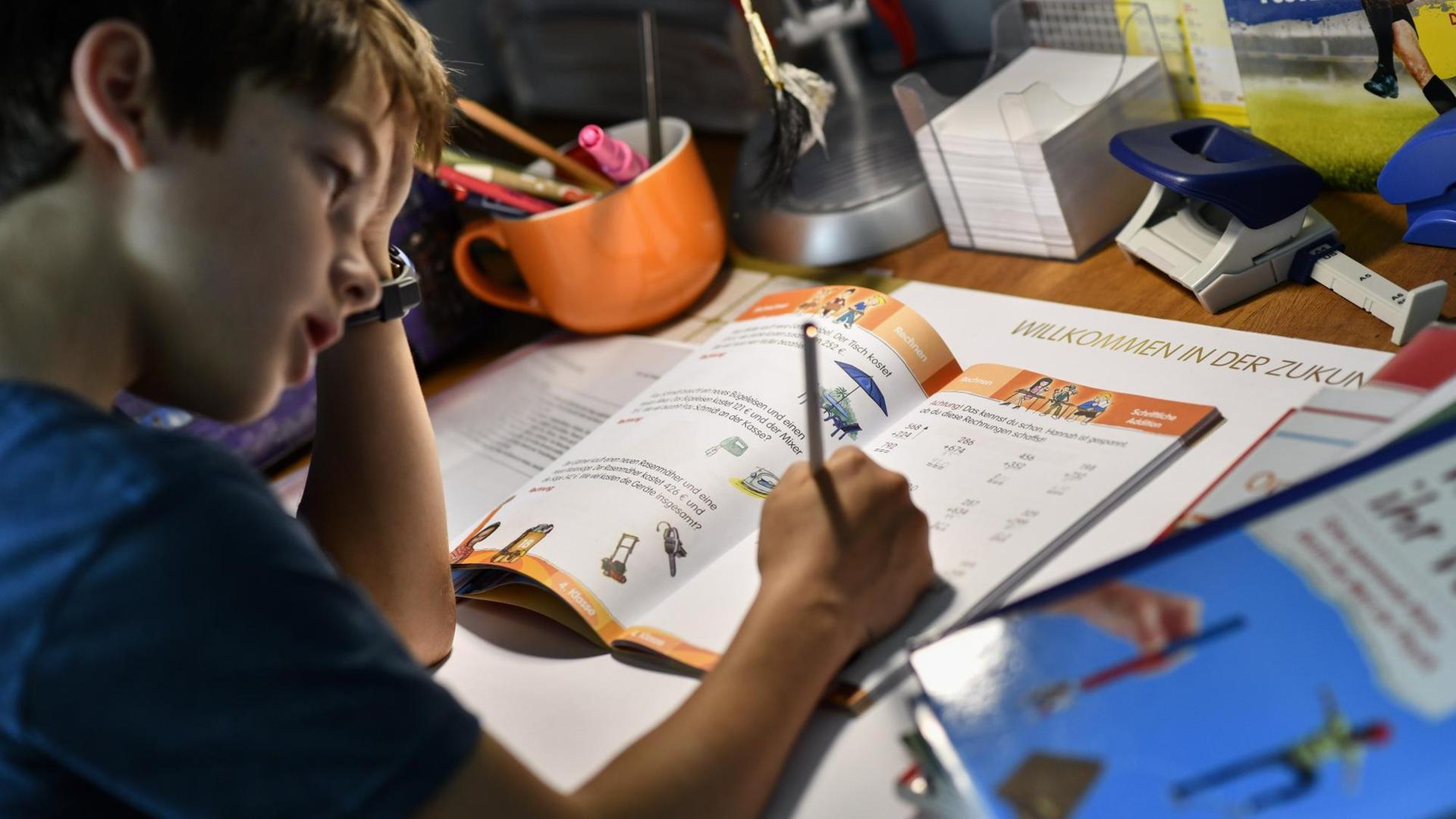 Eine Junge lernt für die Schule (gestellte Szene) Eine Junge lernt für die Schule (gestellte Szene)
