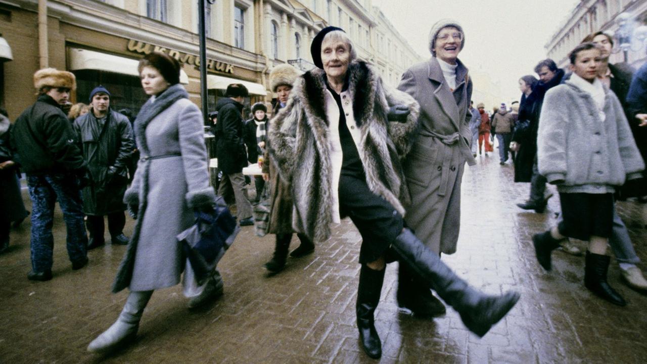 Die schwedische Kinderbuchautorin Astrid Lindgren, aufgenommen 1989 in der Fußgängerzone Arbat in Moskau während eines Russland-Besuchs. Die schwedische Kinderbuchautorin Astrid Lindgren, aufgenommen 1989 in der Fußgängerzone Arbat in Moskau während eines Russland-Besuchs.