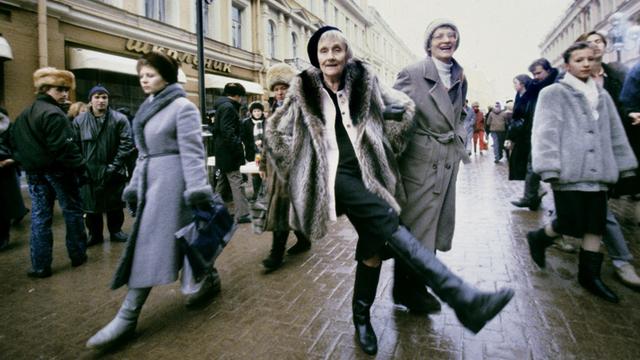 Die schwedische Kinderbuchautorin Astrid Lindgren, aufgenommen 1989 in der Fußgängerzone Arbat in Moskau während eines Russland-Besuchs.