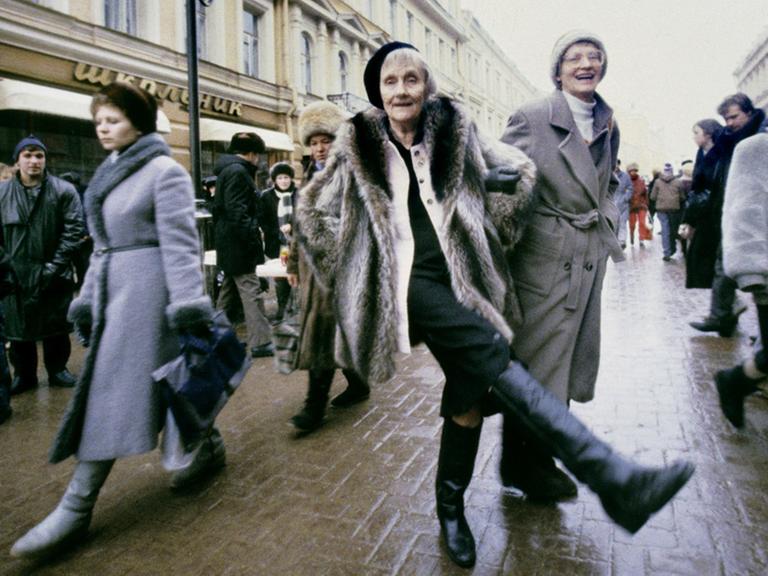 Die schwedische Kinderbuchautorin Astrid Lindgren, aufgenommen 1989 in der Fußgängerzone Arbat in Moskau während eines Russland-Besuchs.