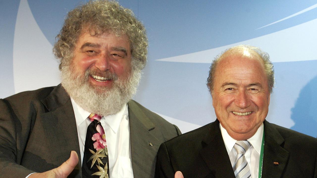 Das frühere FIFA-Exekutivkomitee-Mitglied Chuck Blazer (links) und FIFA-Präsident Joseph Blatter posieren 2005 zu Beginn einer Pressekonferenz in Frankfurt/Main. Das frühere FIFA-Exekutivkomitee-Mitglied Chuck Blazer (links) und FIFA-Präsident Joseph Blatter posieren 2005 zu Beginn einer Pressekonferenz in Frankfurt/Main.