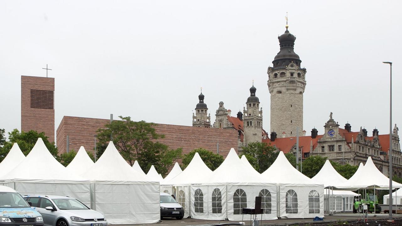 Veranstaltungspavillons stehen für den Katholikentag auf dem Leuschner-Platz in Leipzig. Veranstaltungspavillons stehen für den Katholikentag auf dem Leuschner-Platz in Leipzig.