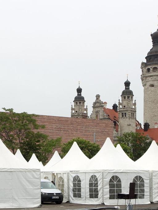 Veranstaltungspavillons stehen für den Katholikentag auf dem Leuschner-Platz in Leipzig.
