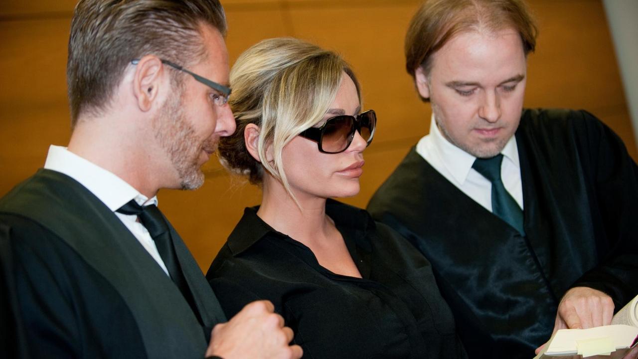 Das Model Gina-Lisa Lohfink am 1.6.2016 im Gerichtsaal mit ihren beiden Anwälten zum Auftakt des Prozesses gegen sie wegen Falschaussage. Das Model Gina-Lisa Lohfink am 1.6.2016 im Gerichtsaal mit ihren beiden Anwälten zum Auftakt des Prozesses gegen sie wegen Falschaussage.