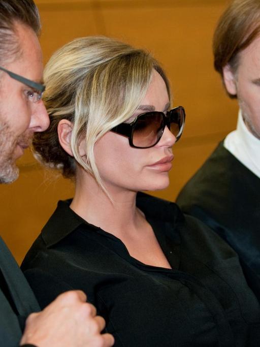 Das Model Gina-Lisa Lohfink am 1.6.2016 im Gerichtsaal mit ihren beiden Anwälten zum Auftakt des Prozesses gegen sie wegen Falschaussage.