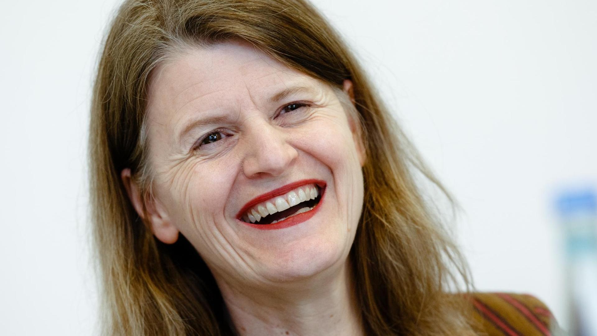 Porträt von Barbara Plankensteiner - Sozialanthropologin und Afrikanistin, seit 2017 Direktorin des Völkerkundemuseums in Hamburg Porträt von Barbara Plankensteiner - Sozialanthropologin und Afrikanistin, seit 2017 Direktorin des Völkerkundemuseums in Hamburg