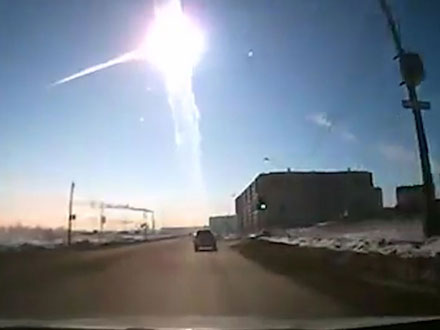 Ausschnitt aus einem Video, dass den Meteoriteneinschlag in Tscheljabinsk zeigt
