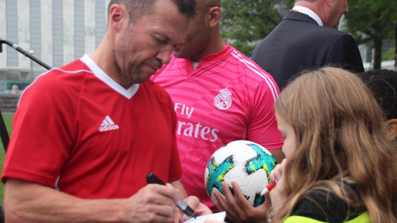 31.05.2018, USA, New York: Lothar Matthäus gibt am Rande eines Mini-Turniers der Vereinten Nationen Autogramme. Ziel der Initiative war es nach Angaben der Deutschen Fußball Liga (DFL) vor dem Start der Weltmeisterschaft in Russland die Leidenschaft für den Fußball bei der UN zu entfachen. 31.05.2018, USA, New York: Lothar Matthäus gibt am Rande eines Mini-Turniers der Vereinten Nationen Autogramme. Ziel der Initiative war es nach Angaben der Deutschen Fußball Liga (DFL) vor dem Start der Weltmeisterschaft in Russland die Leidenschaft für den Fußball bei der UN zu entfachen.